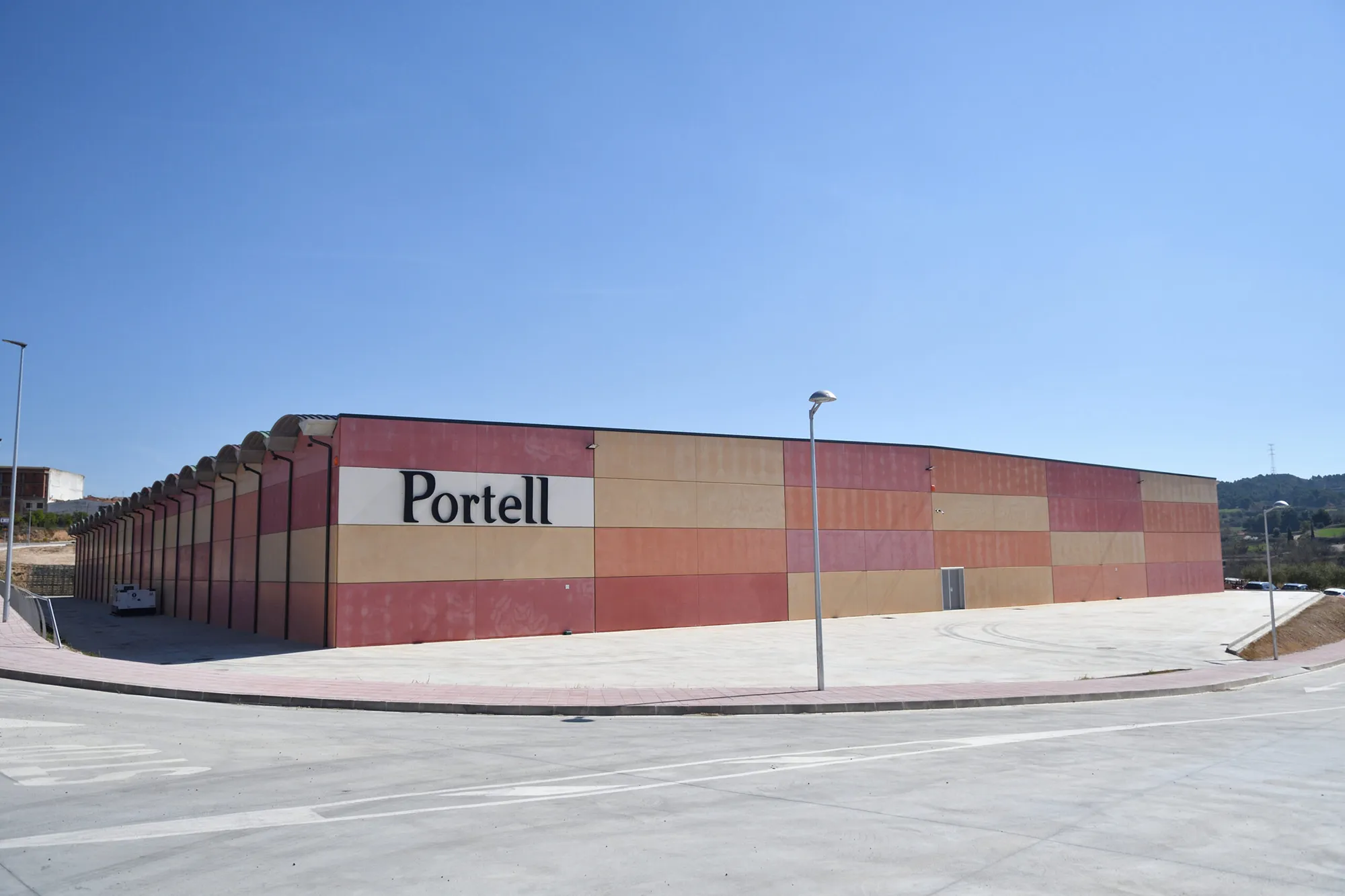 Inauguració del nou edifici per a l’elaboració de cava Portell